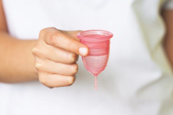 Coletor menstrual tem eficácia comprovada. Tire suas dúvidas! Entre as situações adversas apontadas pela pesquisa sobre coletor menstrual, a principal foi uma questão de adaptação: a dificuldade em remover o coletor. Foto: Bigstock.