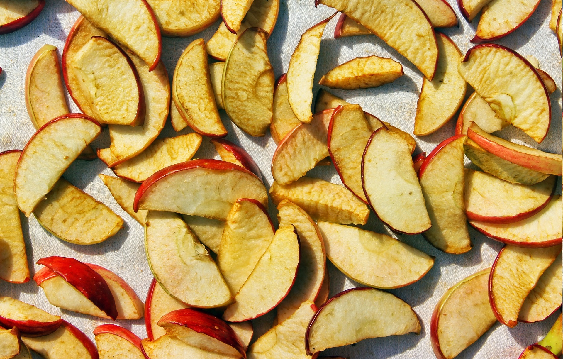 Nos dias frios, grelhe no forno, ou aqueça, maçã ou abacaxi. O calor concentra o sabor doce. Salpique canela em pó sobre as frutas. Foto: Bigstock.