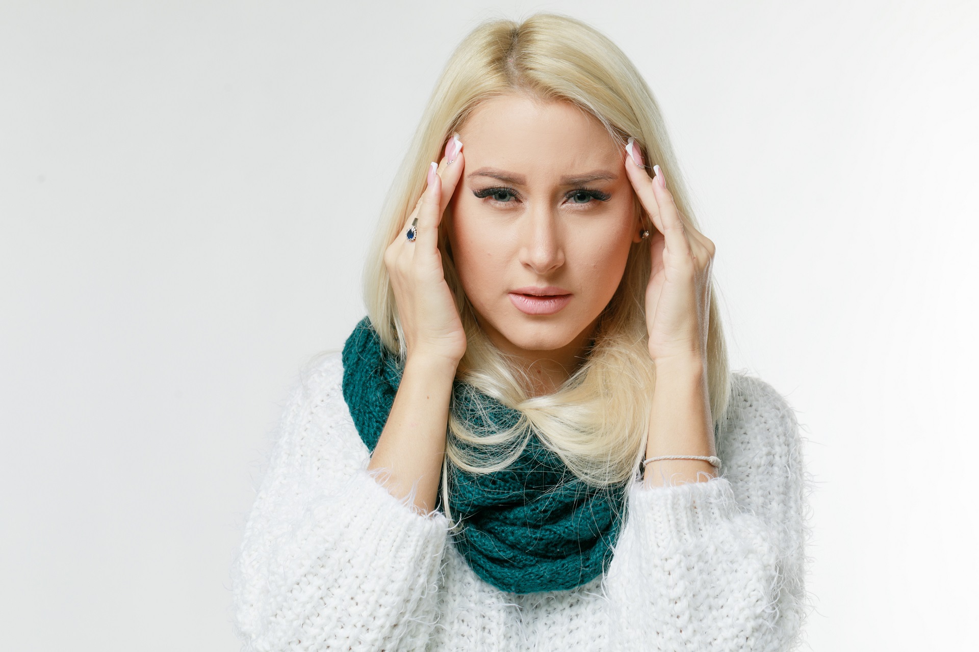 No frio, os vasos sanguíneos da superfície da pele se contraem para inibir a perda do calor corporal, o que pode causar um aumento da pressão sanguínea e das dores de cabeça. Foto: Bigstock.