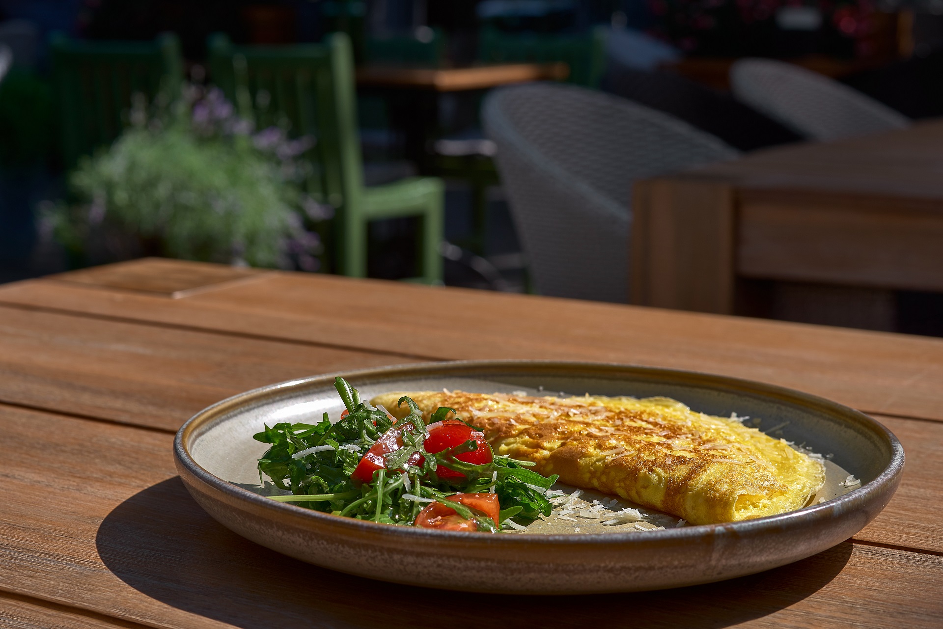 Um café da manhã adequado pode incluir uma fatia de pão com manteiga de amendoim, e ser complementado com uma omelete com salsinha e tomate. Foto: Bigstock. Um café da manhã adequado pode incluir uma fatia de pão com manteiga de amendoim, e ser complementado com uma omelete com salsinha e tomate. Foto: Bigstock.