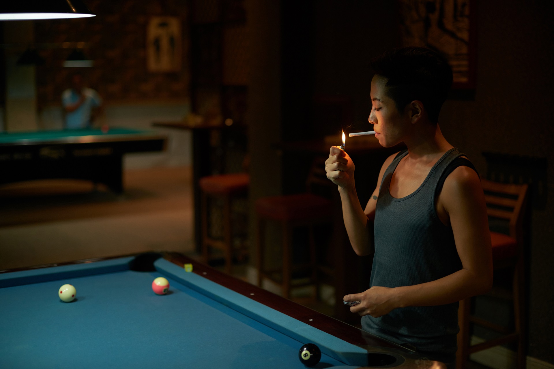 Estar diante de uma mesa de bilhar comumente faz com que o tabagista tire um cigarro para fumar. Foto: Bigstock. 