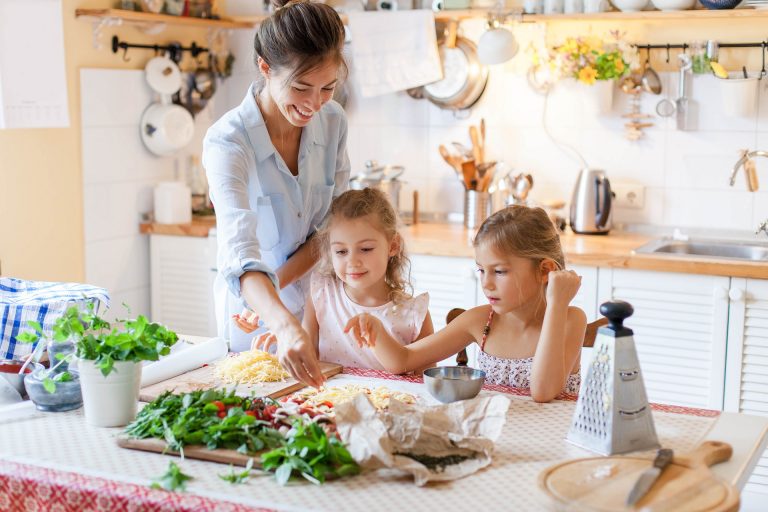 Não rotular o alimento como bom ou ruim é uma das dicas que realmente podem dar efeito na hora de mudar o hábito alimentar de seu filho. Foto: Bigstock.