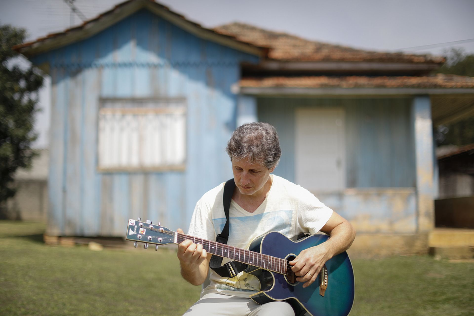 Quando recebeu o diagnóstico do Parkinson, o professor aposentado Jonas Stainsack não tinha mais o mesmo olfato e nem era mais capaz de tocar violão como antigamente. Foto: Jonathan Campos / Gazeta do Povo. Quando recebeu o diagnóstico do Parkinson, o professor aposentado Jonas Stainsack não tinha mais o mesmo olfato e nem era mais capaz de tocar violão como antigamente. Foto: Jonathan Campos / Gazeta do Povo.