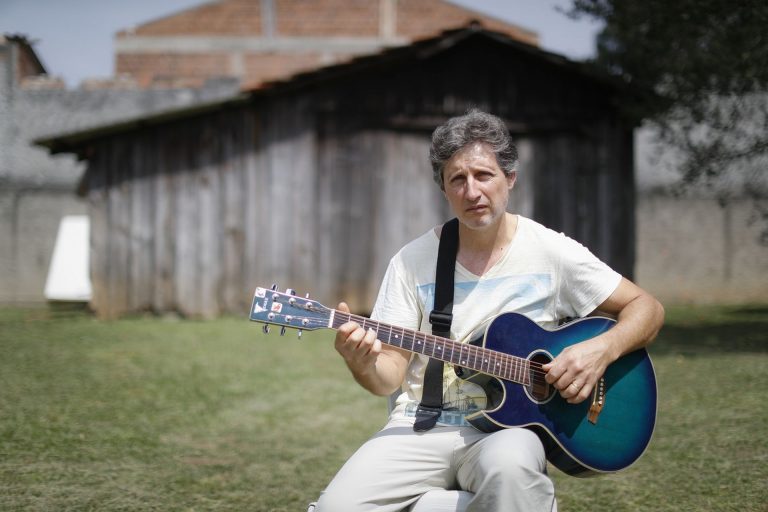 Jonas Stainsack foi diagnosticado com Parkinson aos 40 anos. Depois de uma cirurgia, os sintomas melhoraram. Foto: Jonathan Campos / Gazeta do Povo.