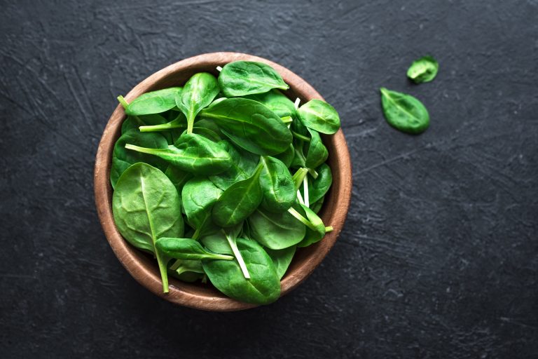 As enzimas que ajudam a desintoxicar são produzidas e ativadas pela ingestão de determinados nutrientes encontrados, sobretudo, em vegetais crucíferos, como o espinafre. Foto: Bigstock.