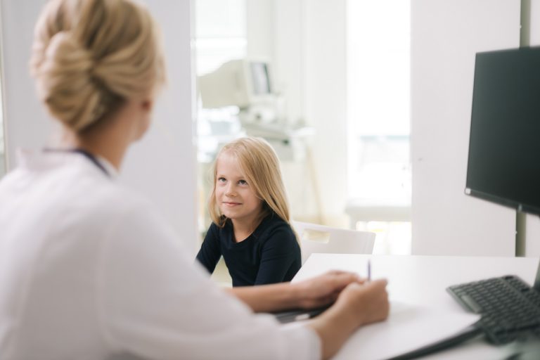 Estudos relacionam a puberdade precoce a uma maior probabilidade de atividade sexual precoce, com risco de gravidez na adolescência. Foto: Bigstock.