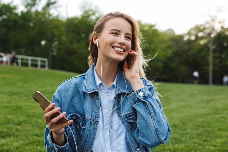 Os fones menos indicados são os que são introduzidos no canal do ouvido, porque todo o som vai direto para os tímpanos, aumentando as chances de lesão. Foto: Bigstock.