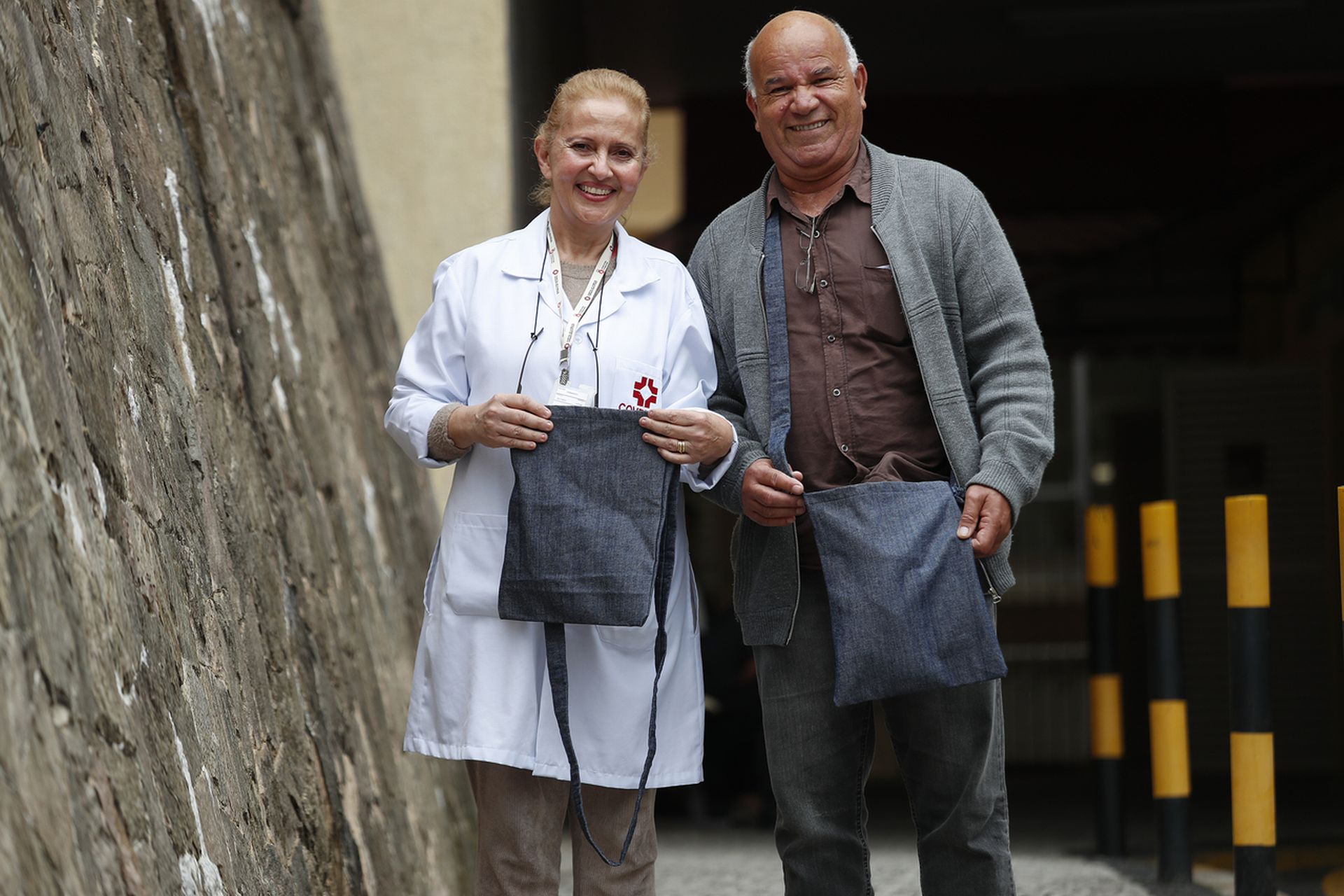 Carmem Lúcia Nunes Salim Assaf, técnica de enfermagem no Hospital das Clínicas, criou bolsas para pacientes que usam coletores de urina Foto: Jonathan Campos / Gazeta do Povo. Carmem Lúcia Nunes Salim Assaf, técnica de enfermagem no Hospital das Clínicas, criou bolsas para pacientes que usam coletores de urina Foto: Jonathan Campos / Gazeta do Povo.