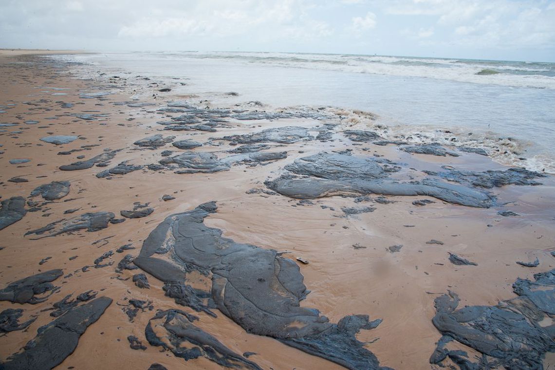 Manchas de óleo têm causado náusea, tontura e vômito entre os voluntários na limpeza das praias do Nordeste Foto: Adema/Governo de Sergipe. Manchas de óleo têm causado náusea, tontura e vômito entre os voluntários na limpeza das praias do Nordeste Foto: Adema/Governo de Sergipe.
