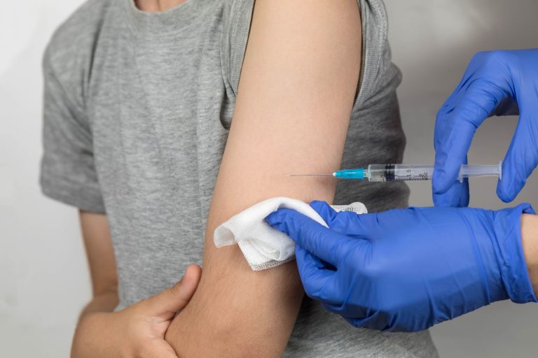 A vacina contra o HPV não protege apenas contra o câncer de colo do útero, mas também contra o câncer de pênis, ânus e garganta, além de vulva e vagina Foto: Bigstock.