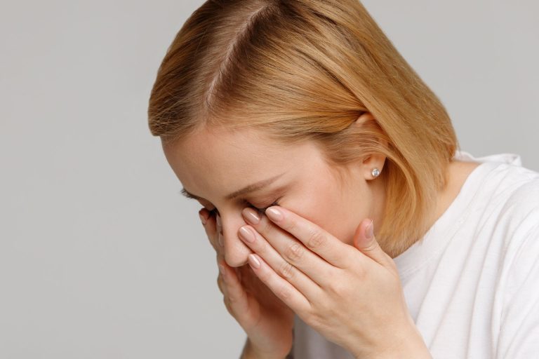 Sinais nas pálpebras, como placas de gordura, são indicativos de uma doença grave, a hipercolesterolemia familiar Foto: Bigstock