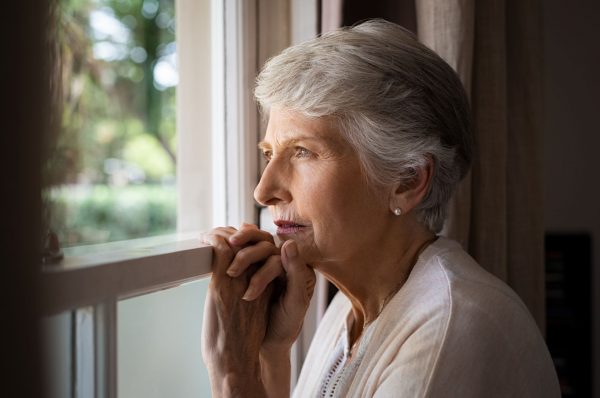 Exposição à poluição pode gerar efeitos semelhantes aos do Alzheimer A exposição à poluição gera efeitos no cérebro semelhantes ao da doença de Alzheimer, com redução da memória devido a um encolhimento da região do cérebro responsável por essa função. (Foto: Bigstock)