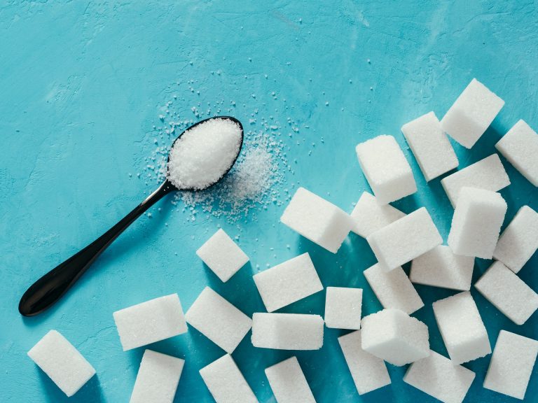 Especialistas em saúde observam que os açúcares adicionados geralmente estão presentes em alimentos não considerados adoçados: sopas, pão, carnes curadas e ketchup. Foto: Bigstock.