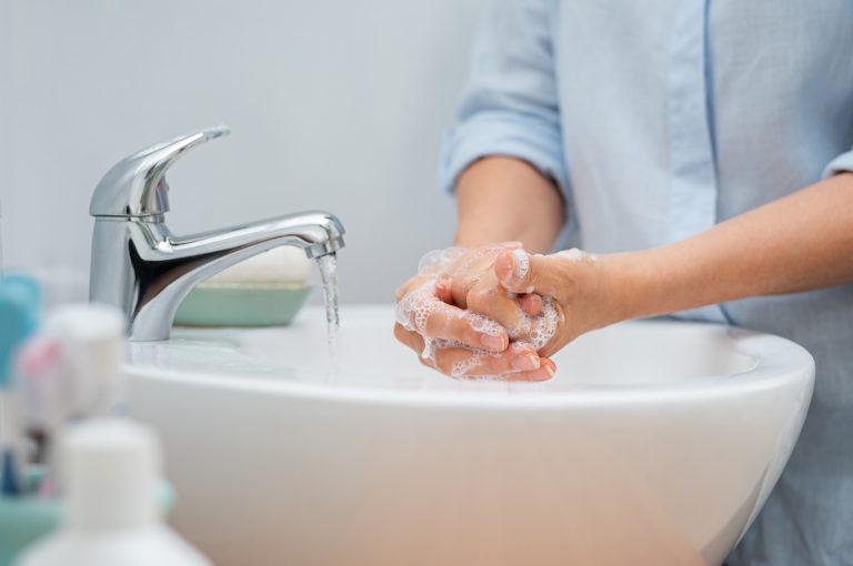 Em situação em que há muco úmido em torno do vírus, o etanol demora a agir como esterilizador, dando uma sobrevida de até quatro minutos para o vírus, tempo suficiente para haver contaminação em caso de contato. Foto: Bigstock.