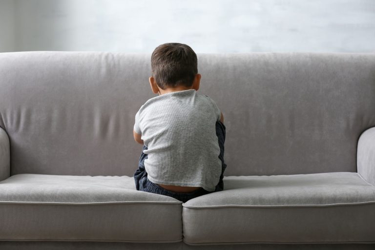 Ao receber o diagnóstico de TEA dos filhos, pais podem passar por uma espécie de "luto" pelo futuro idealizado para a criança Foto: Bigstock.