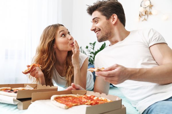 Sua fome pode ser sede! Confira dicas para evitar a gula fora de hora A fome, geralmente, não é exigente. Seu organismo não pensa: "que fome de lasanha da vovó". Isso é vontade de comer. Foto: Bigstock.