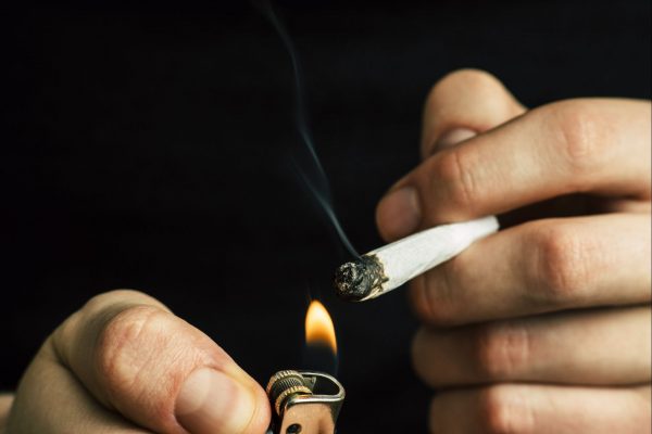 Psicose depois da maconha: os reais efeitos da substância no organismo Quadros de psicose, esquizofrenia, ansiedade e depressão podem acometer pessoas que fazem uso da maconha Foto: Bigstock.