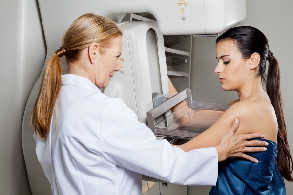 Estudo de câncer reacende debate sobre início de mamografias periódicas Segundo especialistas, existem riscos na indicação de rastreamento antes dos 40 anos, quando não há sintomas. Foto: Bigstock.
