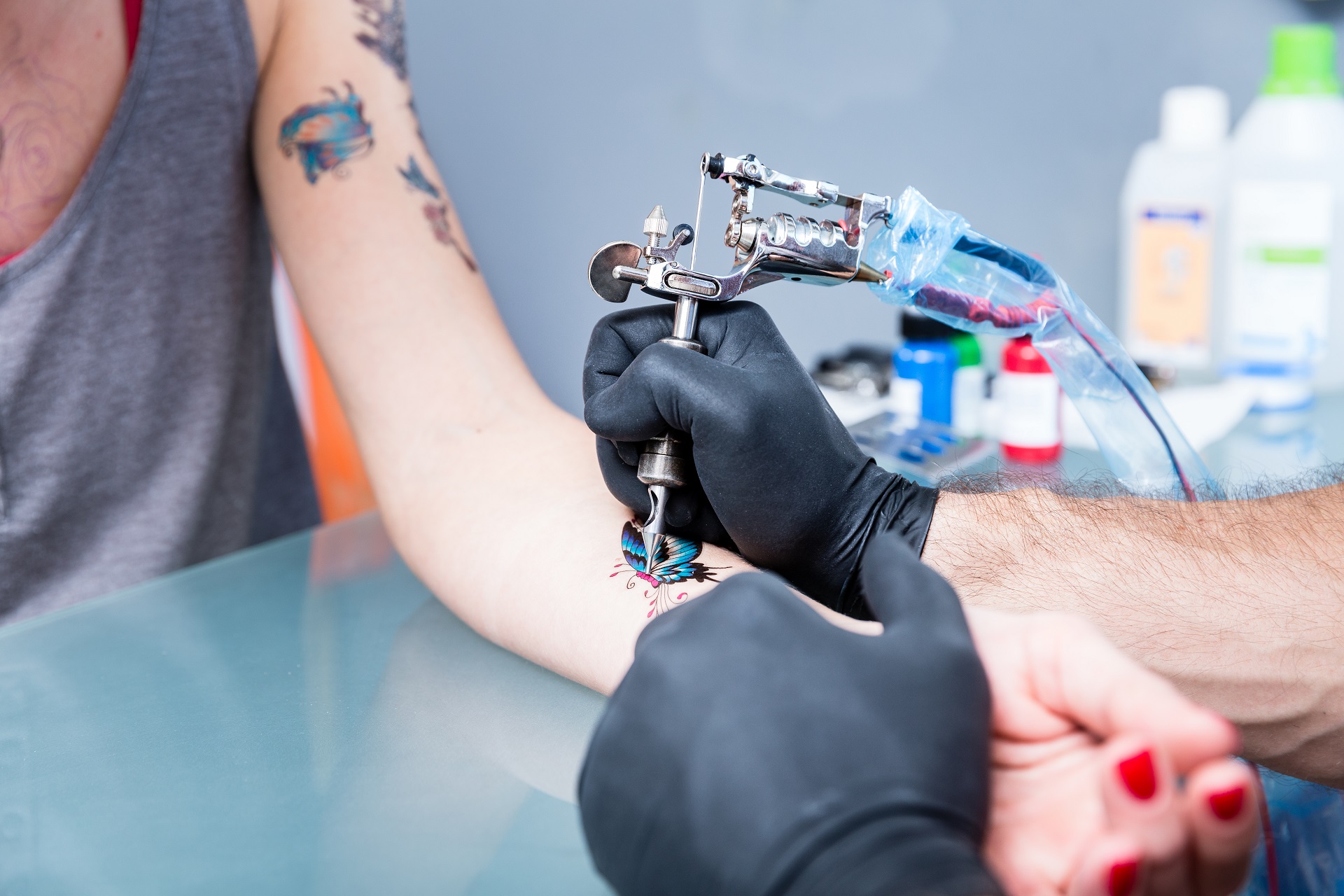 Braços e ombros são uma das regiões menos doloridas para tatuar. Foto: Bigstock.