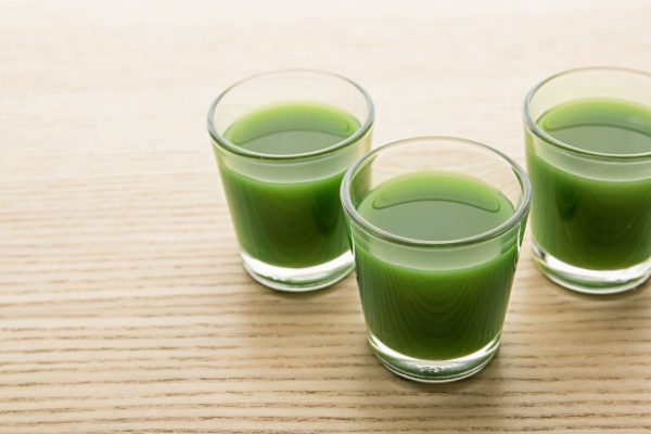 Shots de suco nutrem rapidamente, mas não substituem refeições Ingeridos em jejum, quando o corpo está mais sensível à captação dos nutrientes, os shots podem atuar na prevenção de doenças, na manutenção da saúde e principalmente ativar funcionalidades benéficas do organismo. Foto: Bigstock.
