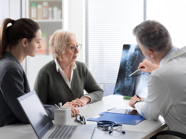 Estudo sobre osteoporose pode reabrir caminho à reposição de estrogênio A osteoporose é a doença óssea mais comum entre humanos, e atinge 200 milhões de mulheres em todo o mundo. Foto: Bigstock.
