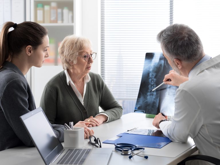 A osteoporose é a doença óssea mais comum entre humanos, e atinge 200 milhões de mulheres em todo o mundo. Foto: Bigstock.