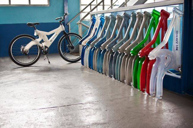 Bicicleta feita de garrafas PET recicladas chega às lojas em novembro Bicicleta feita de garrafas PET recicladas chega às lojas em novembro