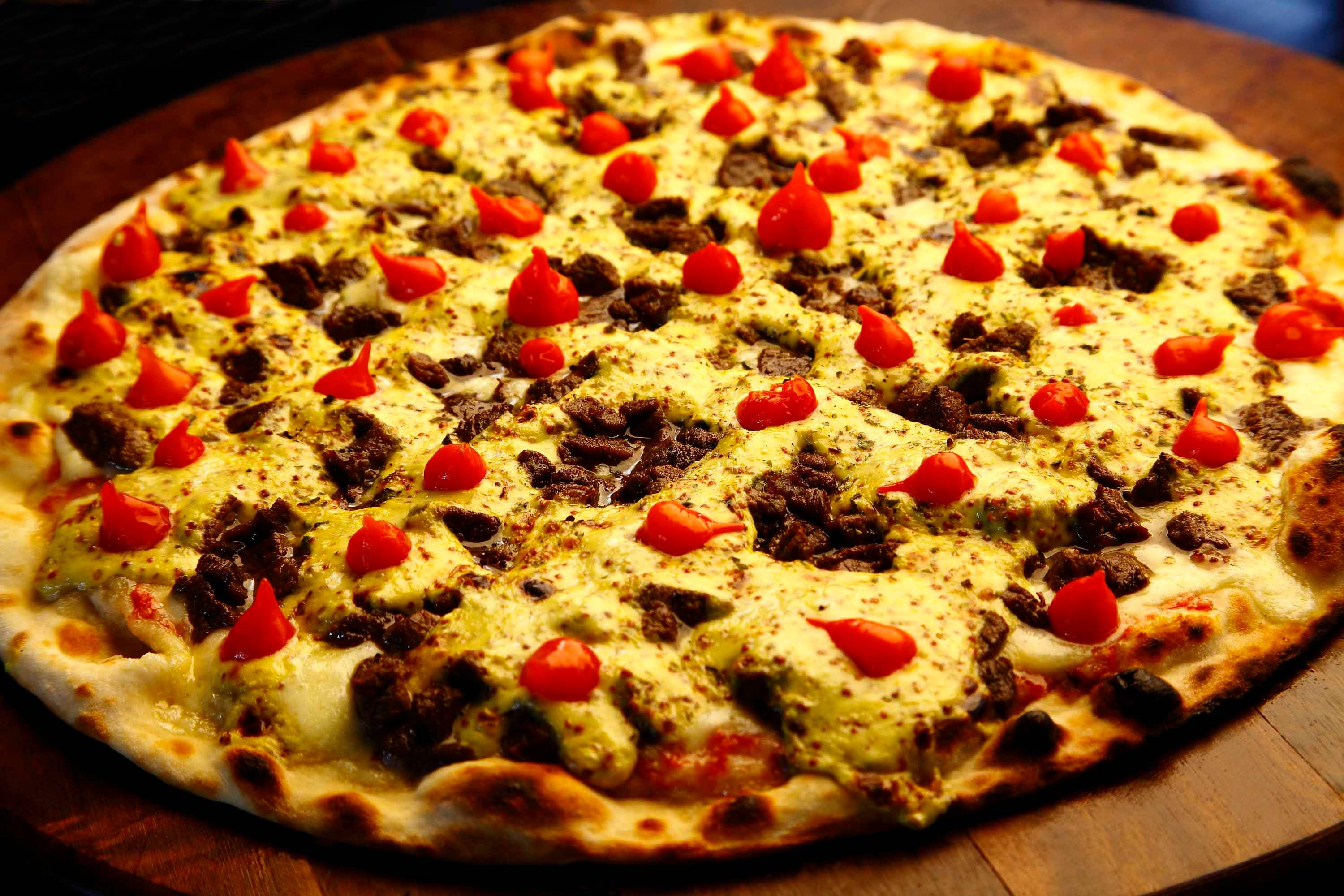 Pizza de mignon com pimenta biquinho e mussarela de búfala, a novidade