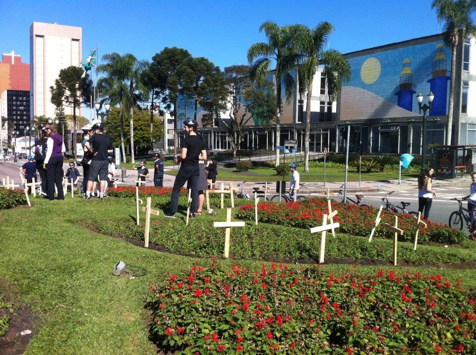 Cruzes de madeira em frente à prefeitura lembram os 80 ciclistas mortos desde 2009 em Curitiba Cruzes de madeira em frente à prefeitura lembram os 80 ciclistas mortos desde 2009 em Curitiba