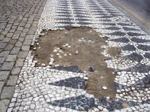 Site divulga fotos de calçadas mal conservadas de Curitiba
