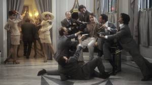 Dança e cantoria em Todos Dizem Eu Te Amo: singela homenagem de Woody Allen aos musicais. Assim como em muitos filmes do gênero, qualquer situação pode servir de