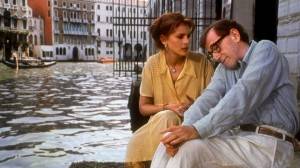 Grande elenco e locações em Veneza e Paris marcam este filme pouco influente de Woody Allen. Julia Roberts e Woody Allen: só um entre tantos casais improváveis em Todos Dizem Eu Te Amo (Foto: Divulgação).