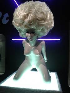 Na exposição, é possível se sentir dentro do bar frequentado por Alex De Large em Laranja Mecânica. Na exposição, é possível se sentir dentro do bar frequentado por Alex De Large em Laranja Mecânica.