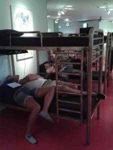 Cenografia de Nascido para Matar conta com beliches que imitam camas usadas pelos soldados americanos. Cenografia de Nascido para Matar conta com beliches que imitam camas usadas pelos soldados americanos.