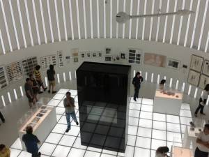 Entre os objetos de 2001 expostos, estão o figurino original do astronauta e a fantasia do homem primata. Entre os objetos de 2001 expostos, estão o figurino original do astronauta e a fantasia do homem primata.