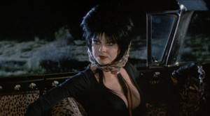 Elvira: decote generoso e garganta afinada deixam cidadezinha de cabelo em pé.