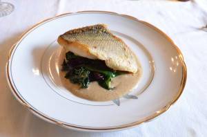 Robalo espinafre uva passa pinolis