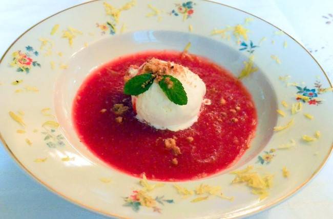 Sopa de morango com sorvete de gengibre