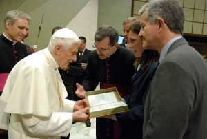 O monsenhor Tomasz Trafny (ao centro), a dra. Robin Smith e o dr. Max Gomez apresentam ao papa Bento XVI o livro "The healing cell", em junho de 2012. (Foto: Divulgação/NeoStem, Inc.)