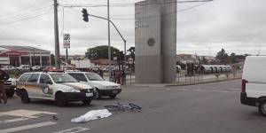 Motorista de caminhão passa no sinal amarelo e mata ciclista de 14 anos