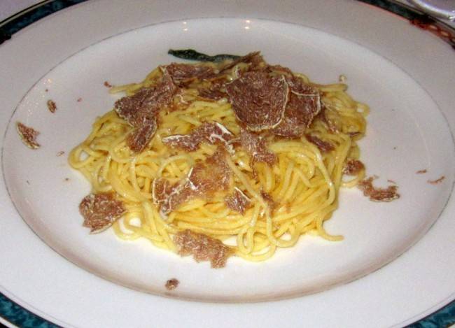 Tajarin com manteiga italiana e salvia