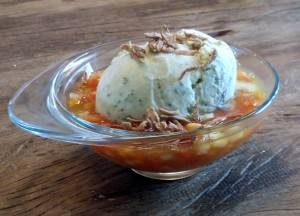 Sorvete de manjericão com crocante de gengibre e salada de frutas