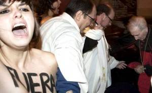 O argumento do Femen a favor do aborto na Espanha: gritos, empurrões e ofensas. (Imagem: captura/YouTube)