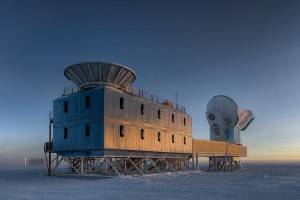 Dados do telescópio Bicep2 (à esquerda na foto) deram aos cientistas mais informação sobre os primeiros momentos do universo. (Foto: Steffen Richter/Harvard University/National Science Foundation)