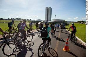 Servidores do Senado promovem Bicicletaço para exigir infraestrutura para quem usa a bike no dia a dia.