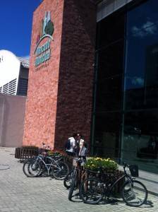 Floreiras se transformam em paraciclos informais na falta de local adequado para estacionamento das bikes,