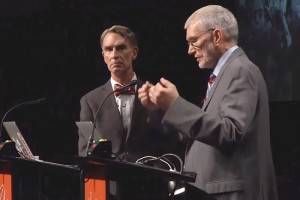 Ken Ham (à direita) e Bill Nye (à esquerda) discutiram civilizadamente por duas horas e meia, mas não chegaram a nenhum ponto de consenso. (Foto: screenshot do YouTube)