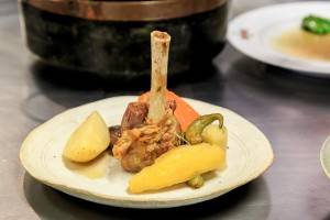 Cordeiro no buraco no prato