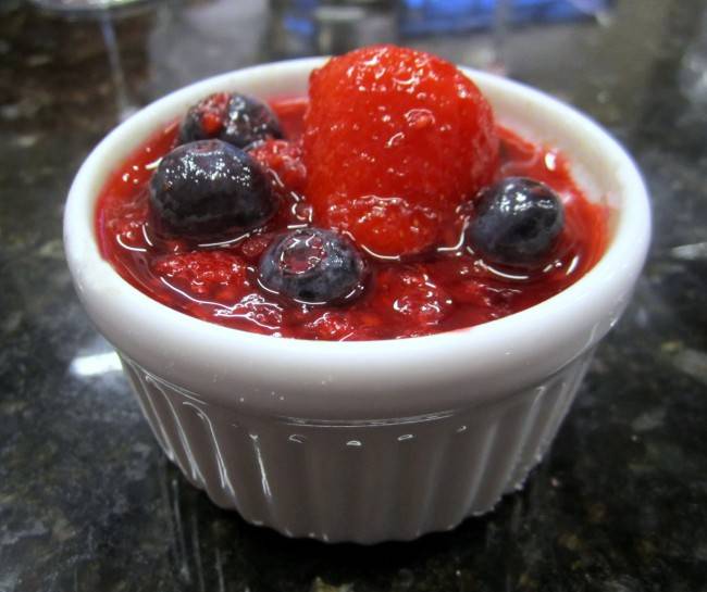 Creme brulee com coulis de frutas vermelhas