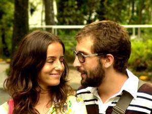 Gregorio Duvivier e Erika Mader interpretam um casal apaixonado... mas nem tanto. Gregorio Duvivier e Erika Mader interpretam um casal apaixonado... mas nem tanto.